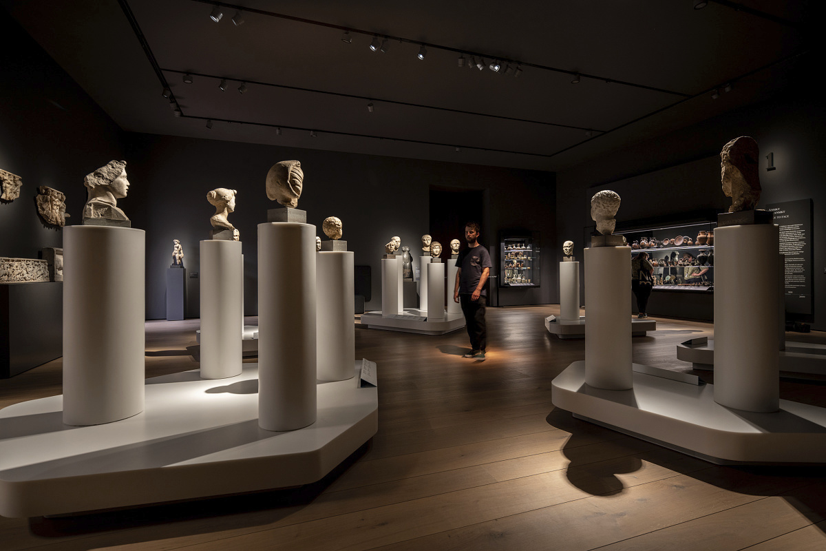 ERCO lighting at the National Museum Oslo: Sculptures exhibited with precise spotlights on pedestals.