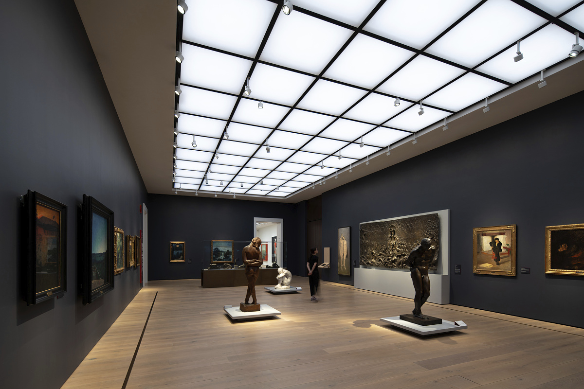 ERCO lighting in Oslo's National Museum: Parscan spotlights illuminate art with a custom transport solution.