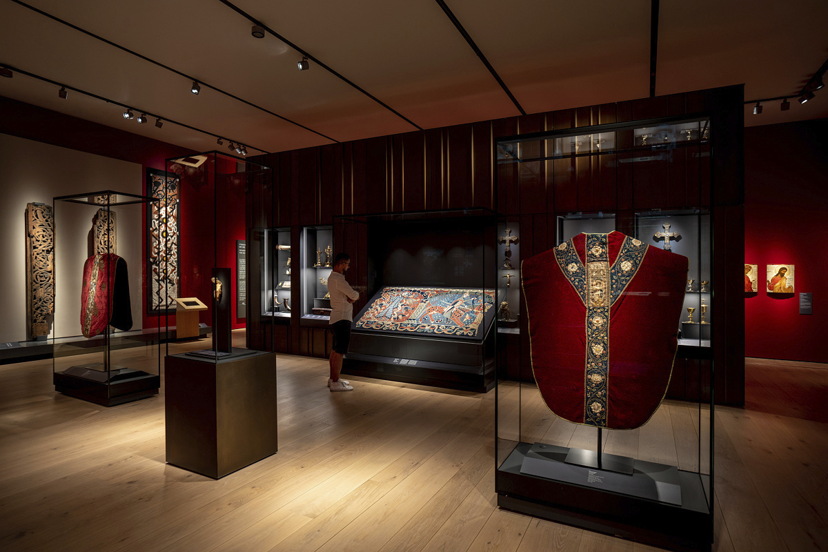 ERCO lighting in the National Museum Oslo highlights exhibits with track lighting.