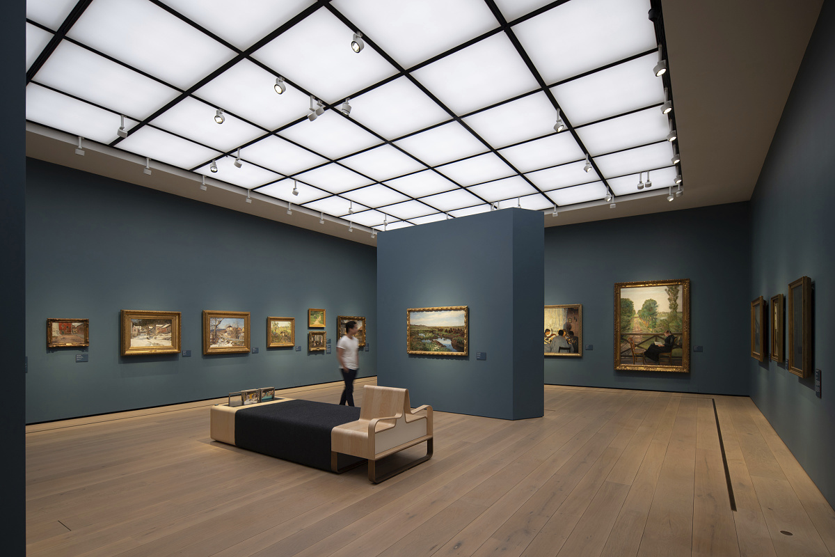 ERCO Parscan spotlights illuminate art in Oslo's National Museum, a flexible lighting solution.