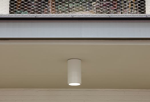 ERCO Quintessence surface-mounted luminaire in Neubrandenburg University foyer for efficient lighting.