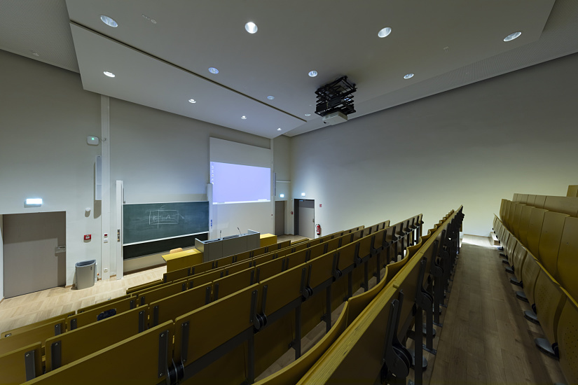 Neubrandenburg University auditorium with ERCO downlights for efficient lighting.