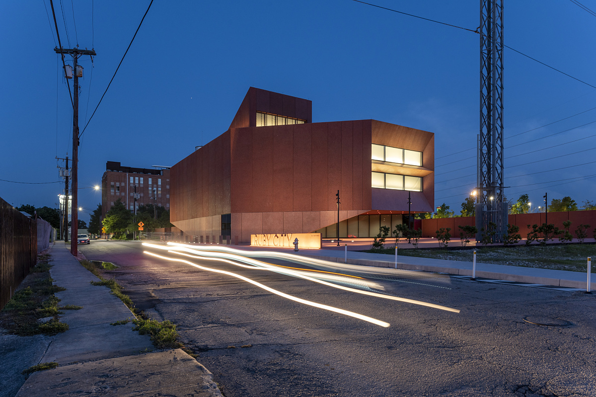 Ruby City art center in Texas, illuminated by ERCO LEDs, highlighting modern art and architecture.