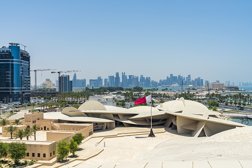 The National Museum of Qatar, illuminated by ERCO, showcases the Doha skyline.