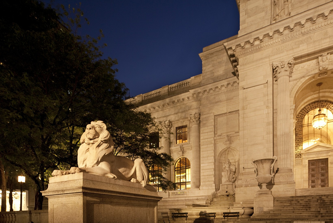 The New York Public Librarys lion sculpture, illuminated by ERCO spotlights.