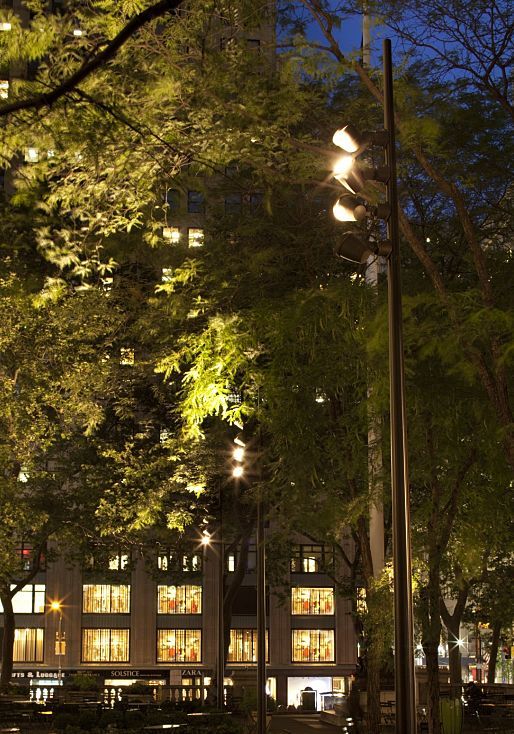 ERCO spotlights illuminate the New York Public Library facade at night.