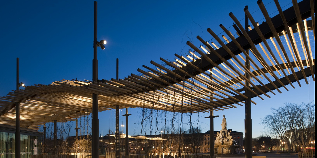 ERCO lighting illuminates the Nîmes Esplanade, a popular meeting place with atmospheric lighting.