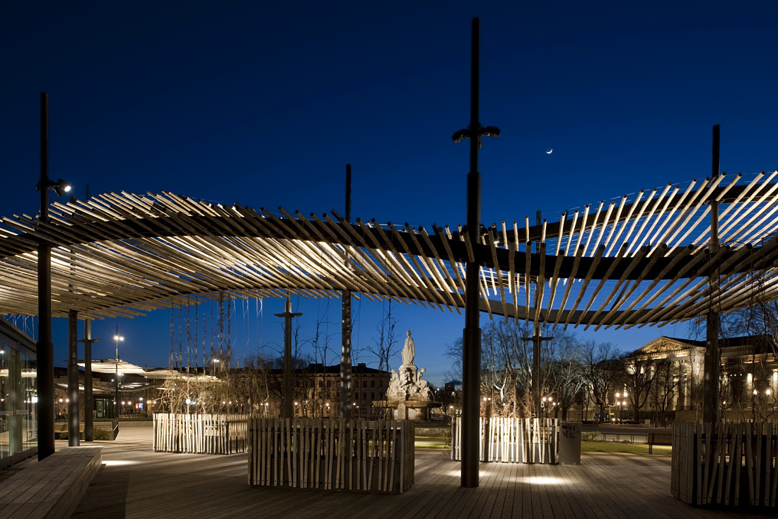 ERCO LED lighting illuminates the Esplanade in Nîmes, France, a popular evening gathering spot.