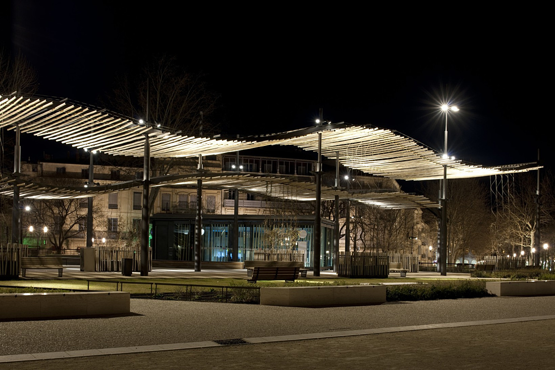 ERCO lighting illuminates Nîmes Esplanade, a popular meeting place with atmospheric illumination.