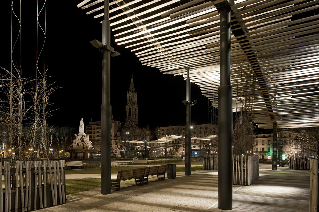 ERCO LED lighting illuminates the Esplanade in Nîmes, a popular French meeting place.