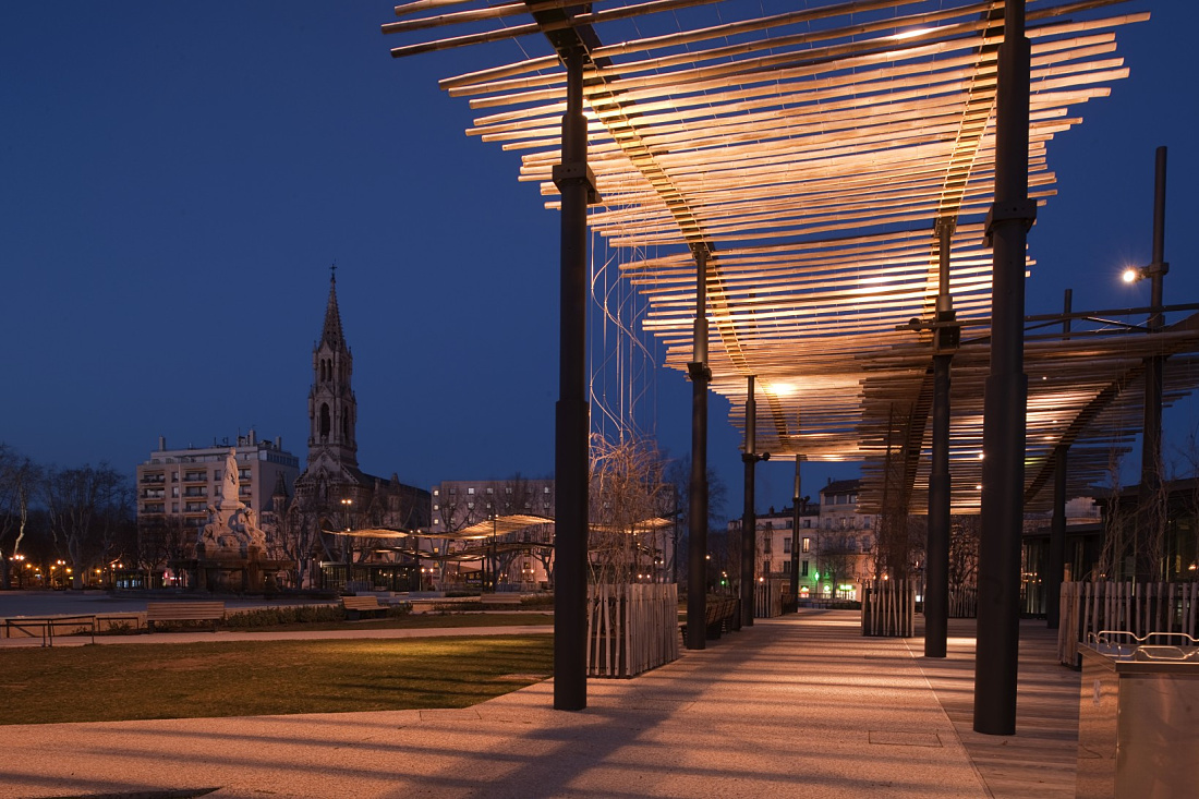 ERCO LED lighting illuminates Nîmes Esplanade, a popular meeting place with a view of Sainte Perpétue church.