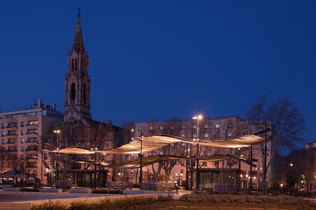 ERCO lighting illuminates the Esplanade in Nîmes, a popular meeting place with historic architecture.