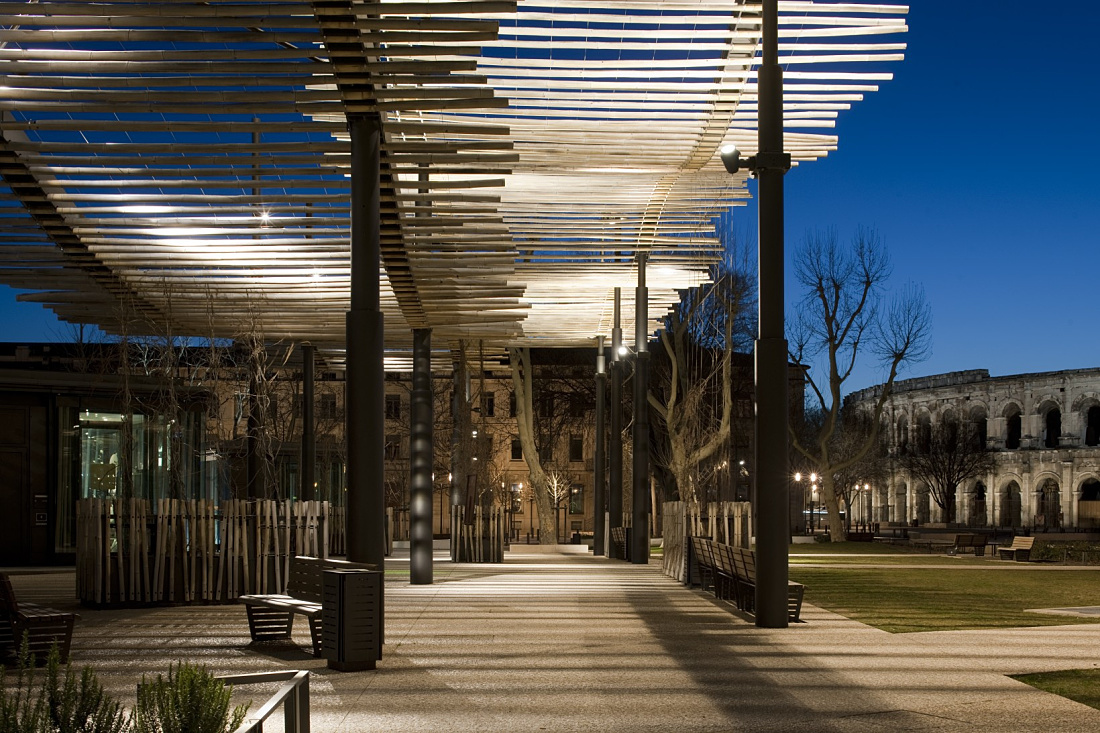 ERCO LED lighting illuminates the Esplanade in Nîmes, a popular meeting place with the Roman Arena in the background.
