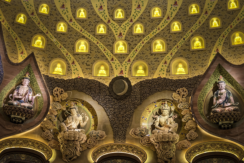 ERCO LED lighting in Usnisa Palace, Nanjing, featuring warm white light emphasizing the golden tones of the artworks.