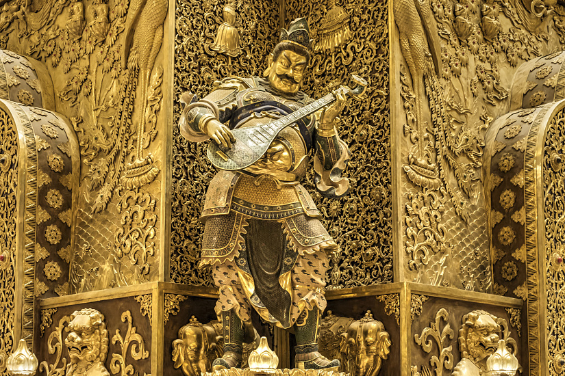 Golden musician statue in Niushoushan Culture Park, illuminated by ERCO LED spotlights.