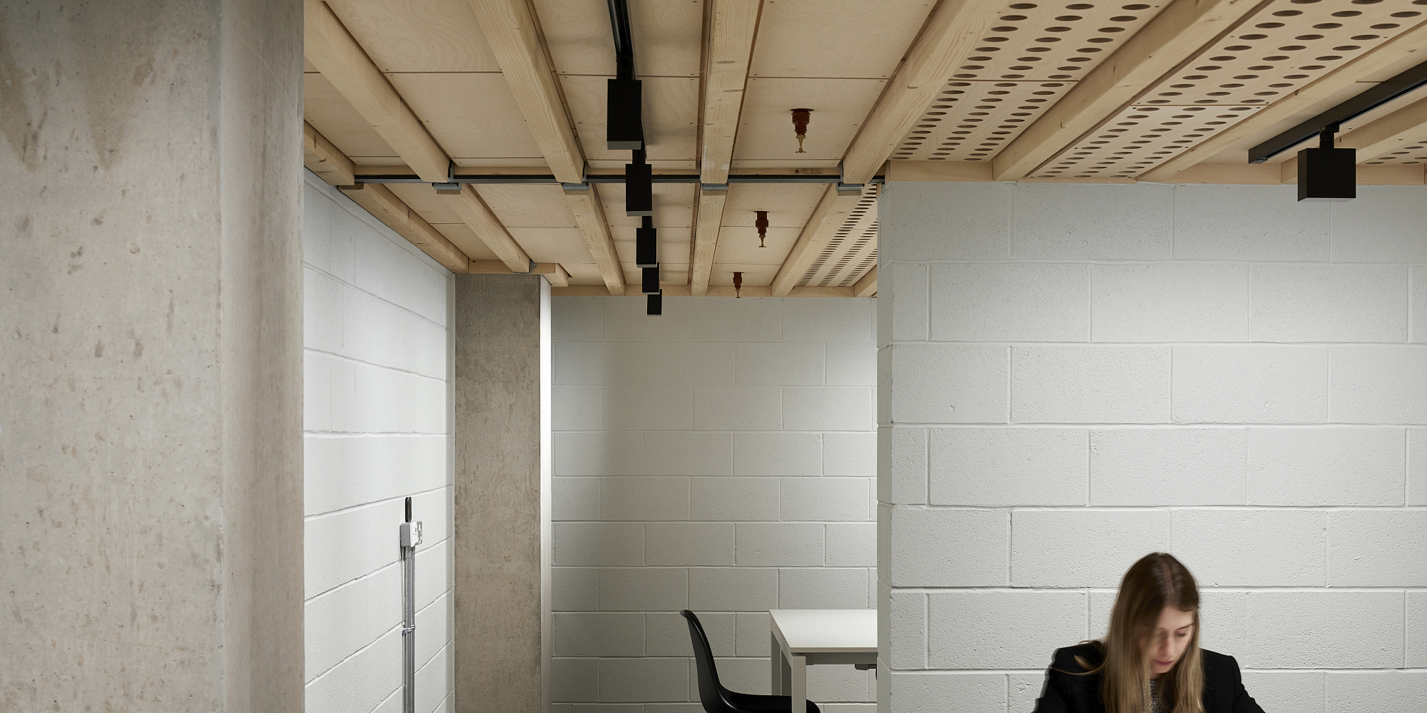 ERCO Jilly track downlights at AHMM architects, flexible office lighting.