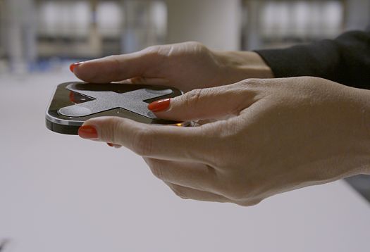 Woman using ERCO Casambi Bluetooth control for flexible office lighting.