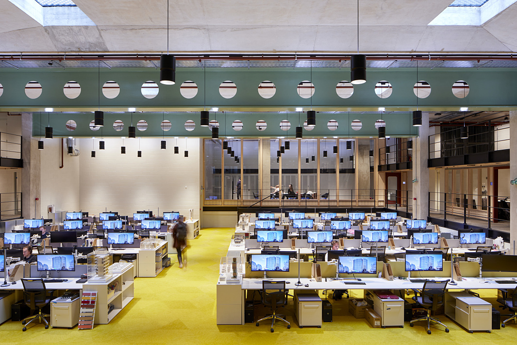 ERCO Bürobeleuchtung mit Jilly Downlights und Atrium Pendelleuchten im AHMM Architekturbüro, London.