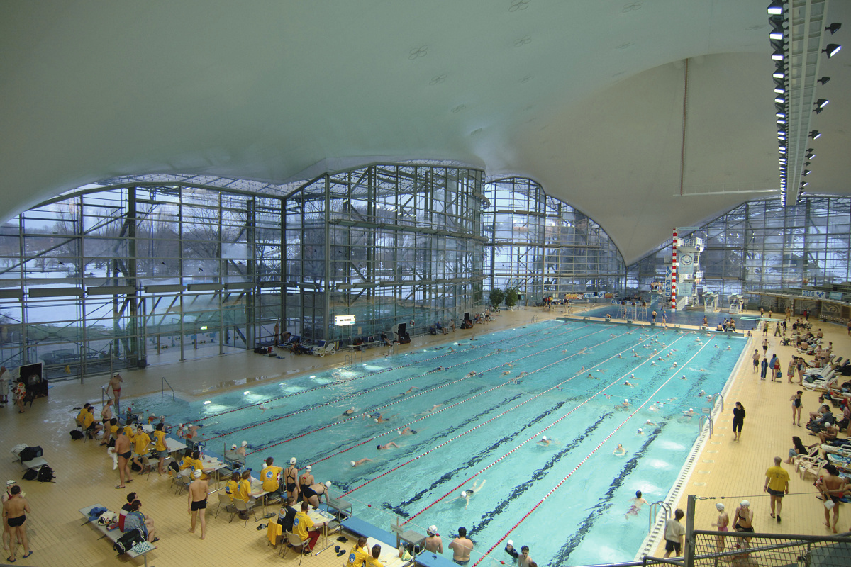 Olympia Schwimmhalle in Munich illuminated by ERCO Focalflood floodlights for competitions.