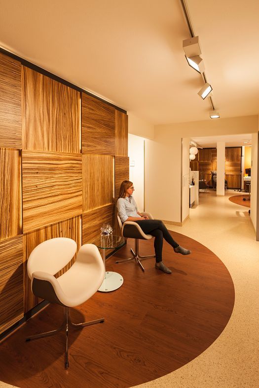 ERCO Opton spotlights illuminate the Oncology Centre in Dillingen, creating a welcoming atmosphere.