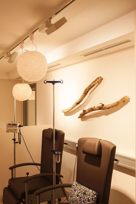 ERCO Opton spotlights illuminate the Oncology Centre in Dillingen, creating a welcoming atmosphere.