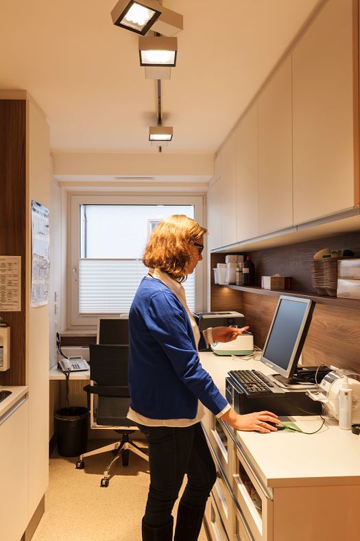 ERCO Opton spotlights illuminate a workstation in the Dillingen Oncology Center, creating a pleasant atmosphere.