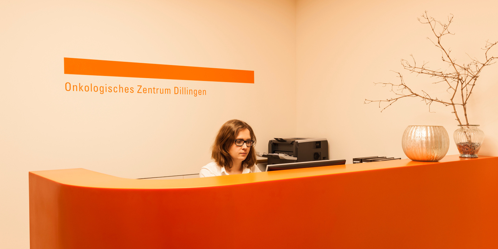 Reception area of the Oncology Center Dillingen, featuring ERCO lighting for a welcoming atmosphere.