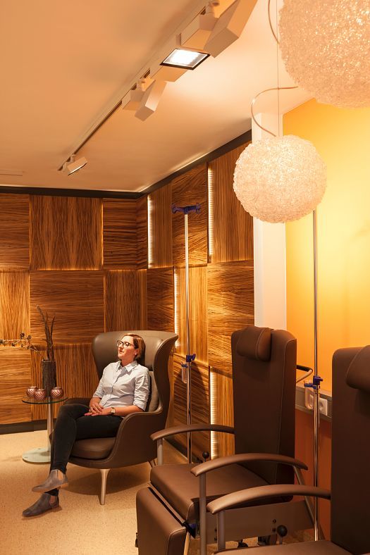 ERCO Opton spotlights illuminate the Oncology Center in Dillingen, creating a welcoming atmosphere for patients.
