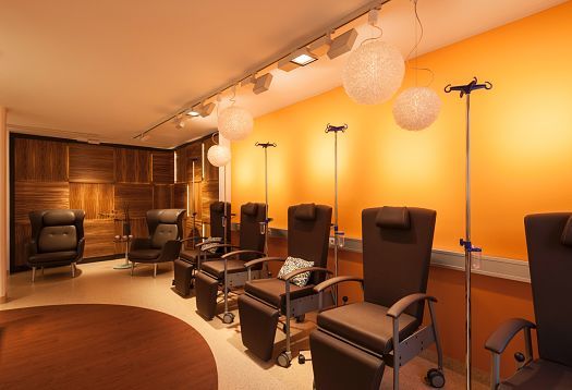 Oncology Center Dillingen treatment room featuring ERCO Opton spotlights for a pleasant atmosphere.