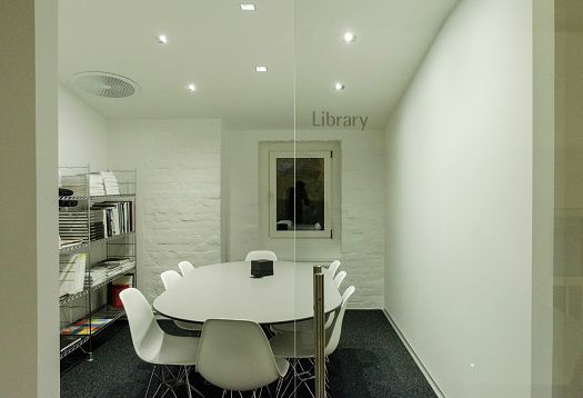 ERCO Stockholm showroom: Library with LED lighting for optimal working conditions.