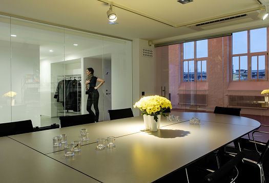 ERCO Showroom Stockholm: Conference table with LED lighting in a modern office.