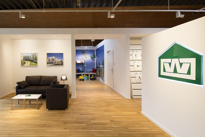 Otto Wulff showroom featuring ERCO LED lighting, creating an inviting atmosphere for Hamburg construction projects.