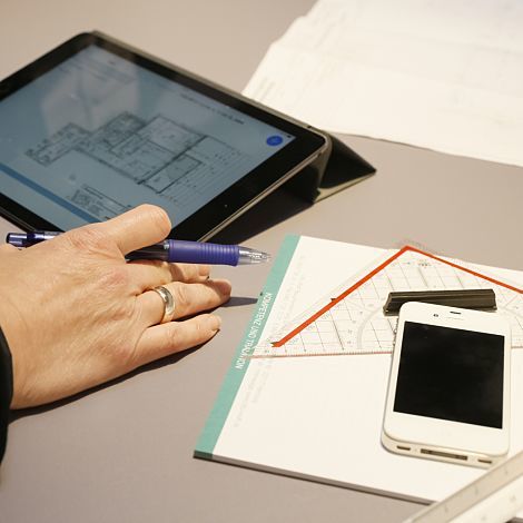 Otto Wulff project planning using a tablet, pen, and smartphone for construction.