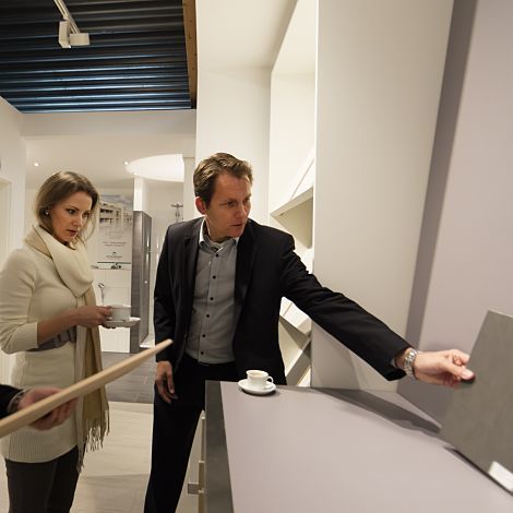 Otto Wulff showroom: Customers select materials under ERCO LED lighting.