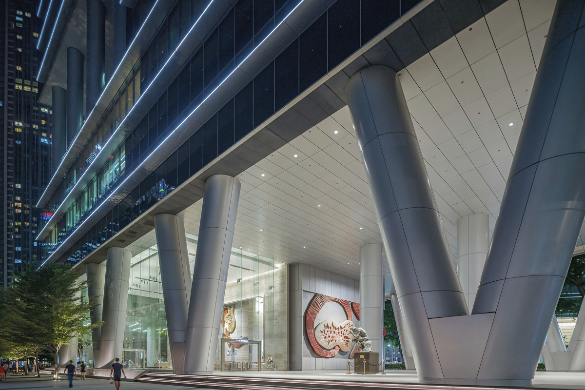 OUE Bayfront office building in Singapore featuring ERCO LED lighting for the facade and foyer.