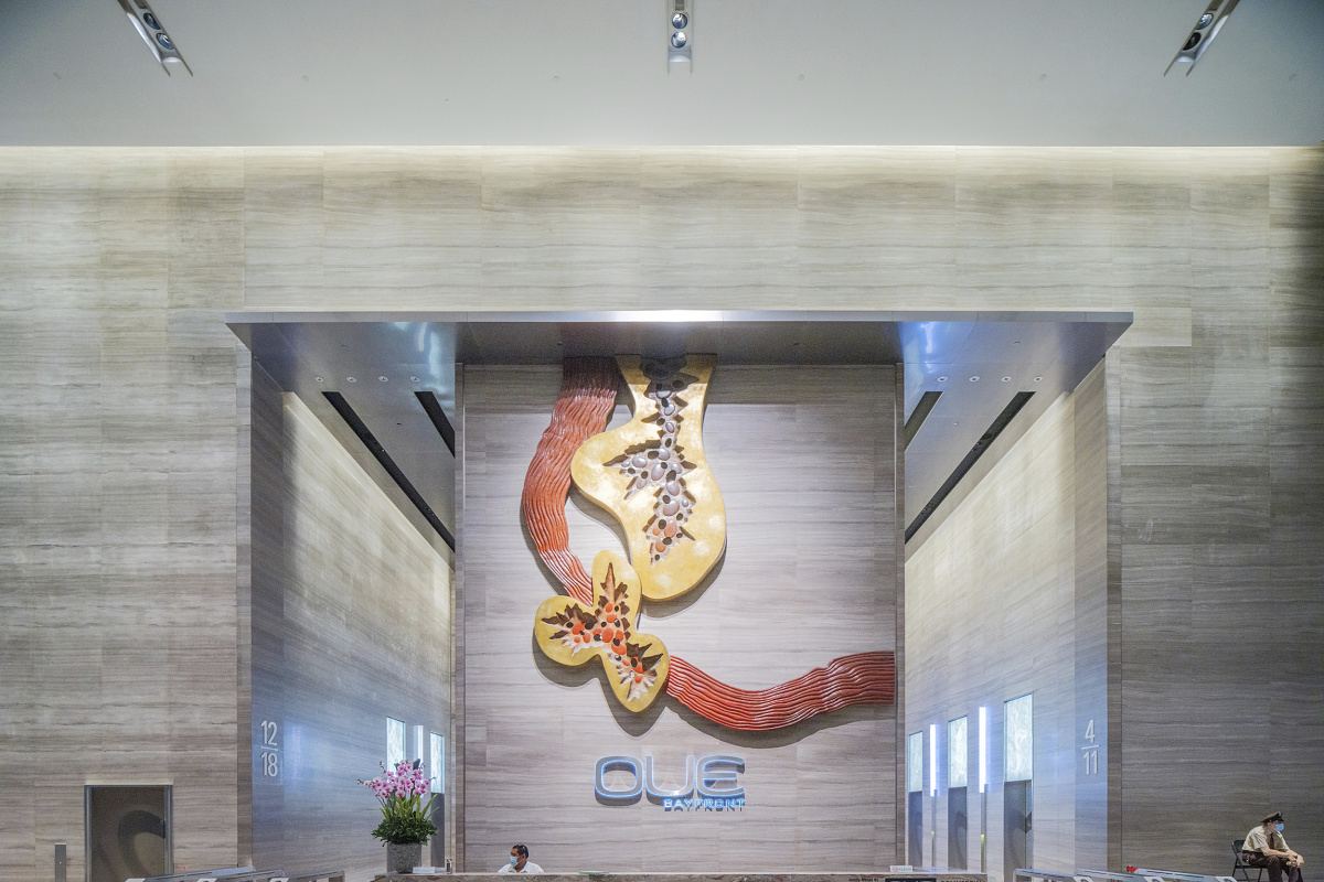 OUE Bayfront office lobby in Singapore, featuring ERCO LED lighting.