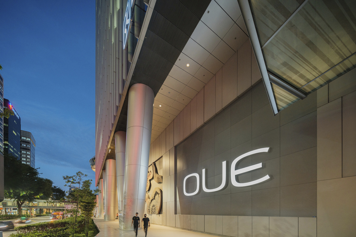 OUE Bayfront Office in Singapore featuring ERCO LED lighting for its facade and foyer.