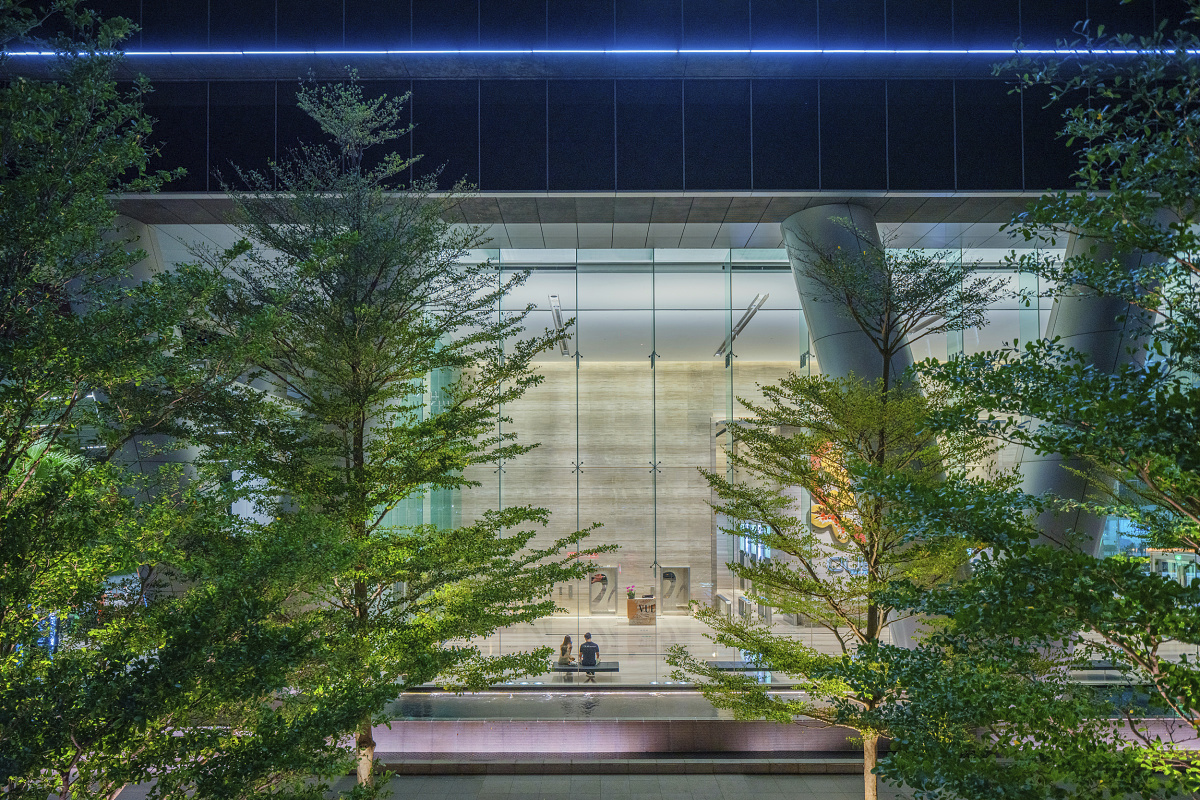 OUE Bayfront office building in Singapore featuring ERCO LED lighting for facade and foyer.