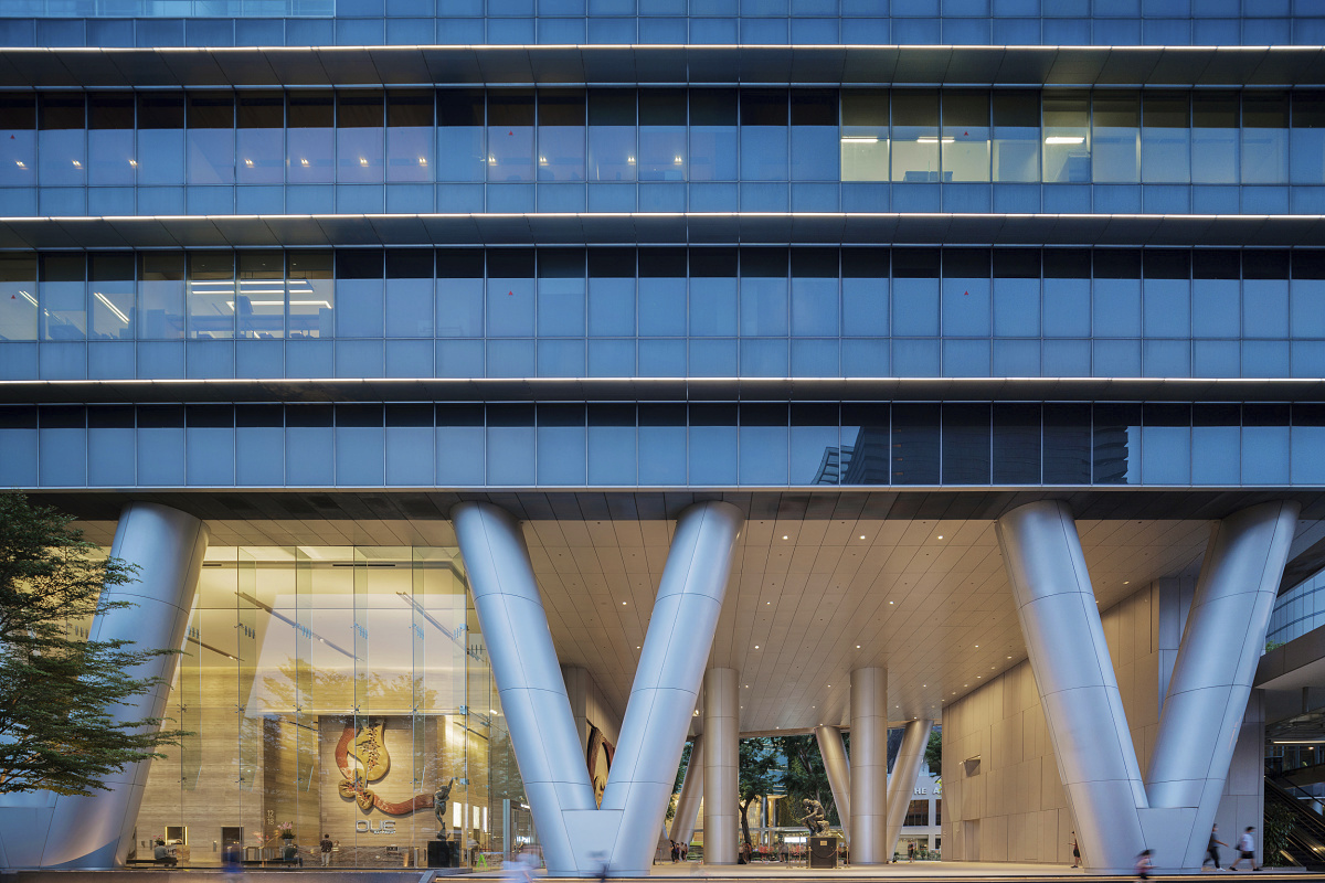 OUE Bayfront office building in Singapore featuring ERCO LED lighting for facade and foyer.