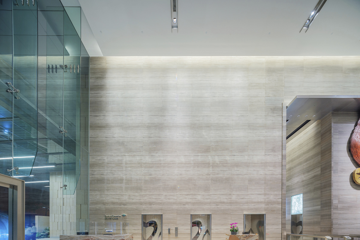 OUE Bayfront office building lobby in Singapore featuring ERCO LED lighting.