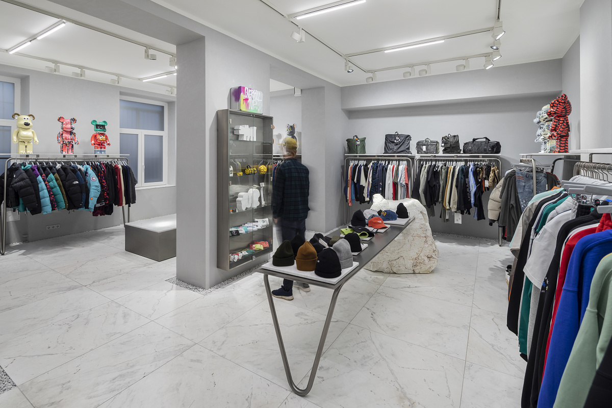 ERCO lighting in Overkill store, Cologne: Streetwear and art highlighted by wallwashing and accent lighting.