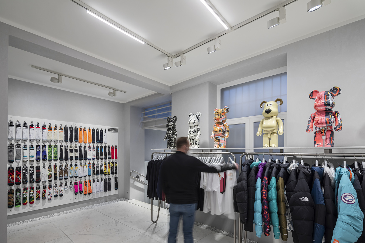 ERCO Optec spotlights illuminate the Overkill store in Cologne, showcasing streetwear and art.