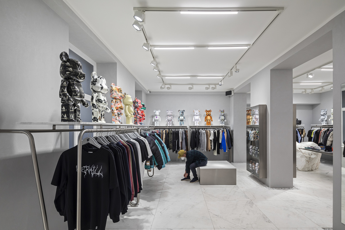 ERCO shop lighting at Overkill Cologne: Optec spotlights accent streetwear and art objects in a gallery-like setting.