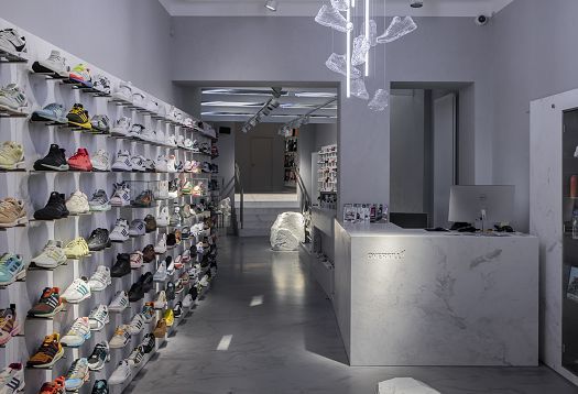 ERCO LED lighting in the Overkill sneaker store, Cologne. Wallwashers and spotlights highlight shoes and art.