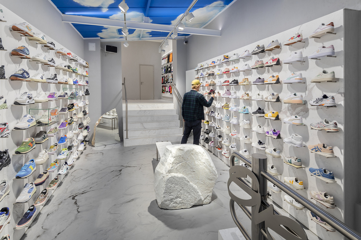 ERCO LED lighting at Overkill sneaker store, Cologne. Precise accents and bright wallwashing showcase shoes and art.