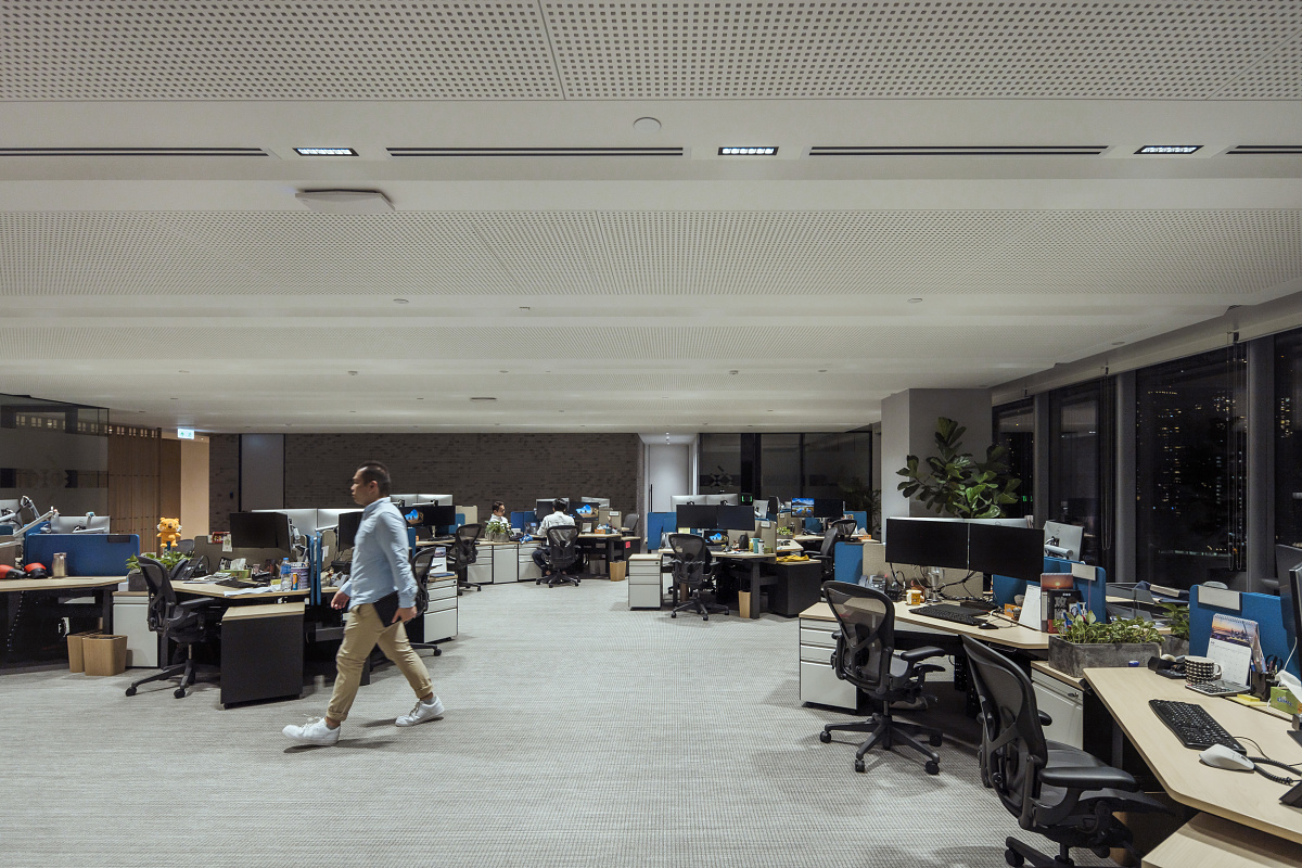 PAG office in Hong Kong featuring ERCO lighting: Compar pendant luminaires for visual comfort at work.