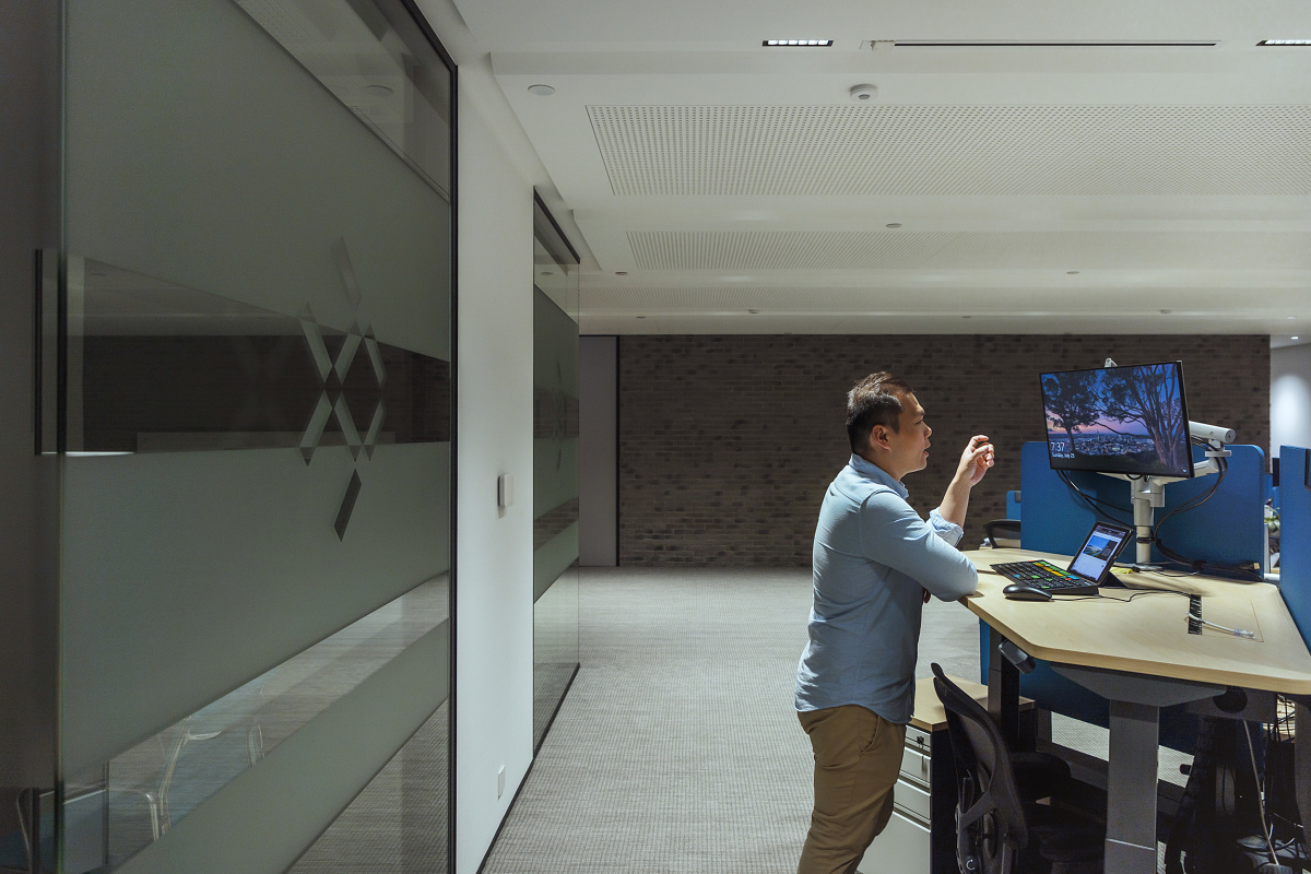 PAG office Hong Kong: Compar pendant luminaires provide visual comfort at work.