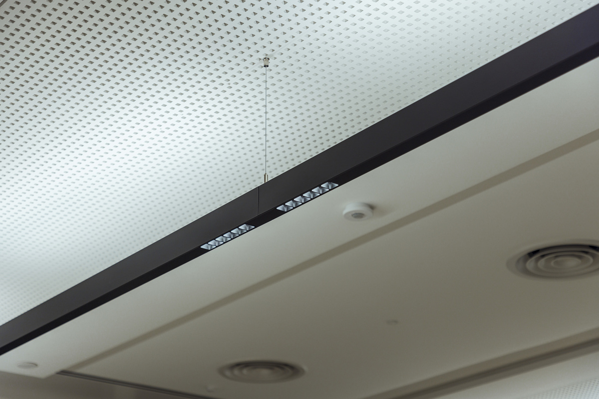 ERCO Compar pendant luminaire in the PAG office, Hong Kong. Office lighting for visual comfort.
