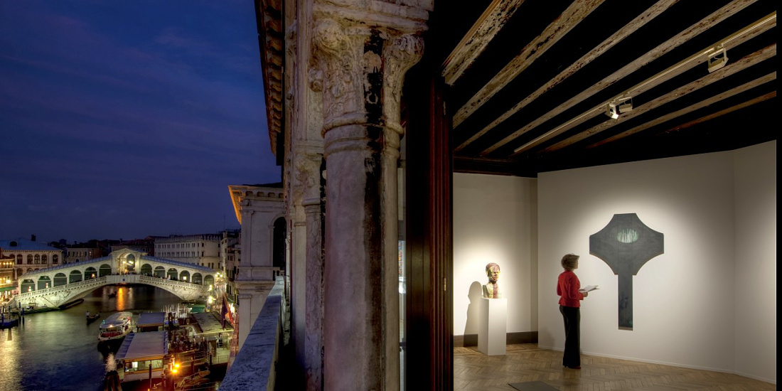 ERCO LED lighting at Palazzo Bembo: Art exhibition with Logotec spotlights and view of the Rialto Bridge.