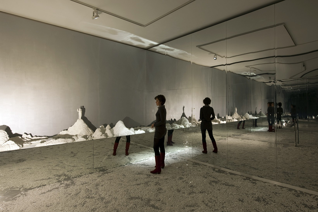 ERCO LED lighting at Palazzo Bembo: Visitor views art installation with mirrors and light.